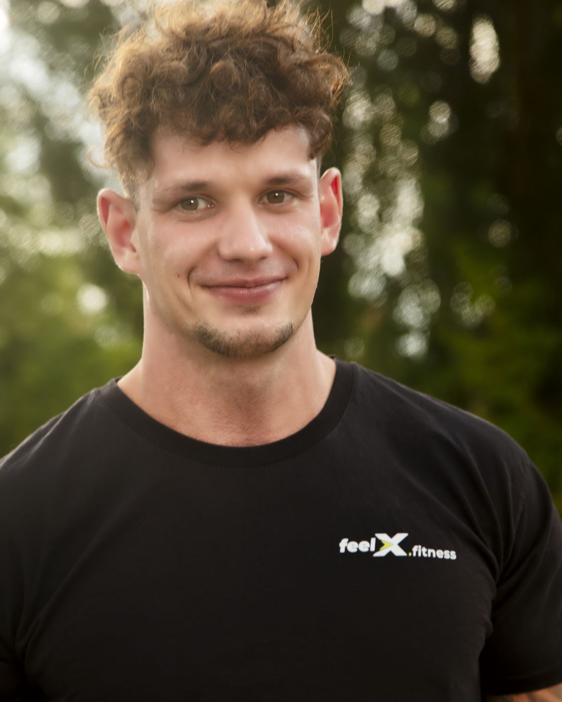 Porträt von Felix Kulikowsky im feel-X-Shirt