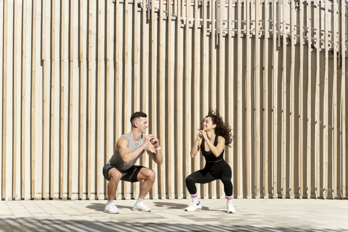 Krafttraining mit Kniebeugen im Freien